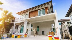 Travaux de peinture extérieure sur une maison en rénovation